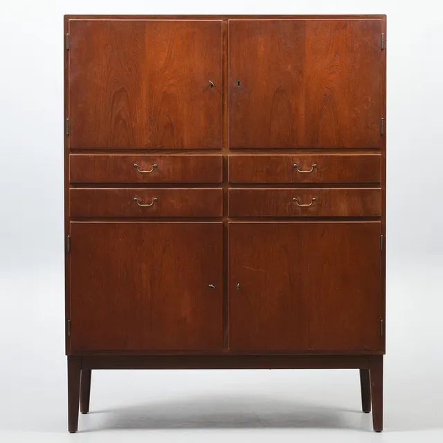 DANSK SNEDKERMESTER. Skænk af teak. Front med fire skuffer. Danmark, 1950-60'erne.