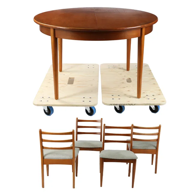 A 20TH CENTURY EXTENDING DINING TABLE AND FOUR CHAIRS.