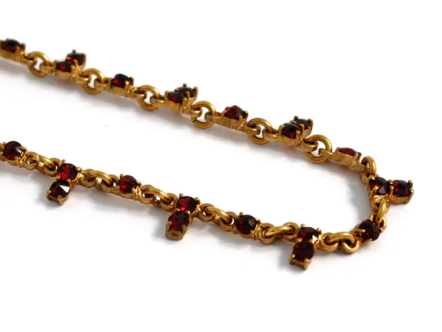 COLLIER/HÄNGE, granater, metall.