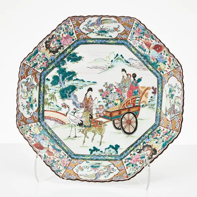 FAT, porslin, Japan, omkring år 1900, dekor med figurscen i emaljfärger, oktagonalt brätte.