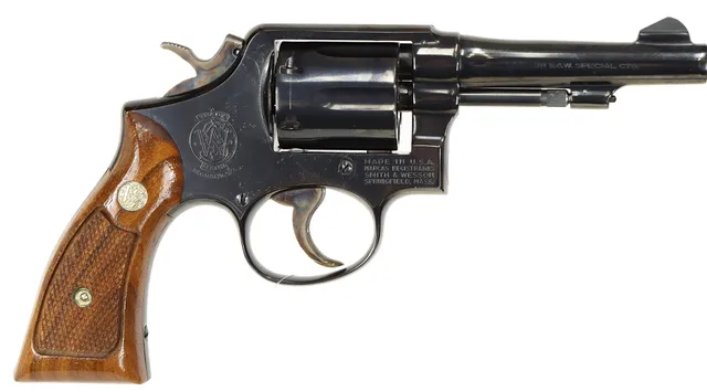 REVOLVER, fabrikat Smith & Wesson, modell 10-6, kaliber .38 Special, tillv.nr D448782.