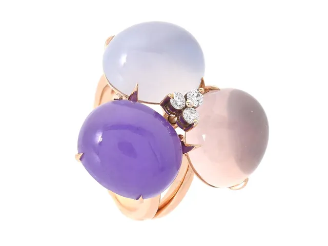 RING, 18K roséguld, cabochonslipad rosenkvarts, blå kalcedon och färgad jadeit, 3 briljantslipade diamanter ca 0,12 ctv, ca TW-W/VS-SI, stl 17,5 mm, vikt 16,2 g.