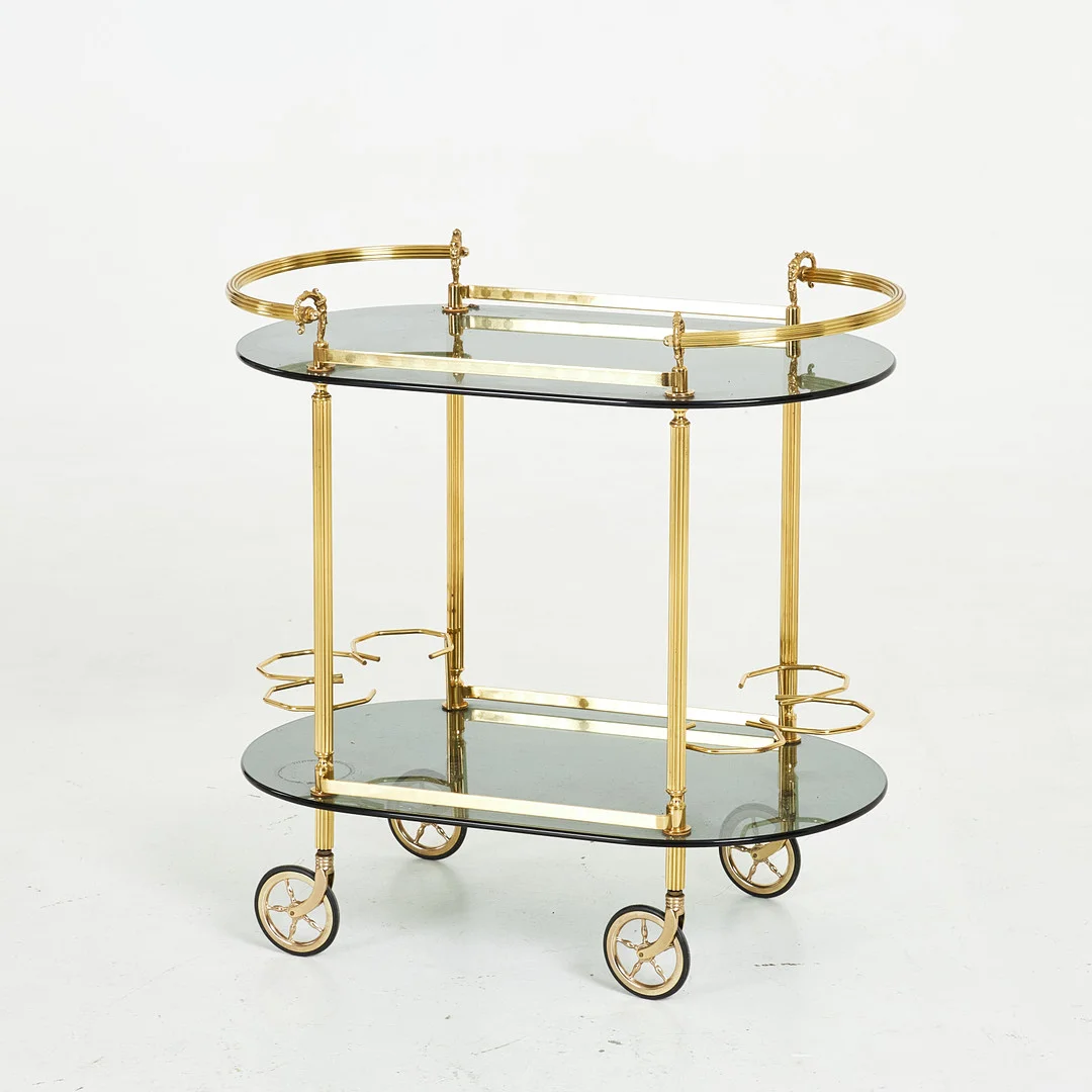 SERVERINGSVAGN, 1900-talets andra hälft, stomme i mässing, tonade glasskivor, 2 flaskställ för 3 flaskor vardera, på hjul. — Other — Stockholms Auktionsverk Sickla