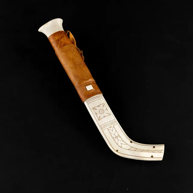 NIKOLAUS FANKKI. halvhornskniv, sameslöjd.