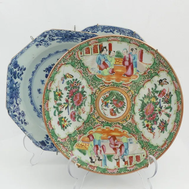 KINA-TALLRIKAR, 2 blåvita tallrikar, 1700-tal + Tallrik Kanton 1800-tal, porslin.