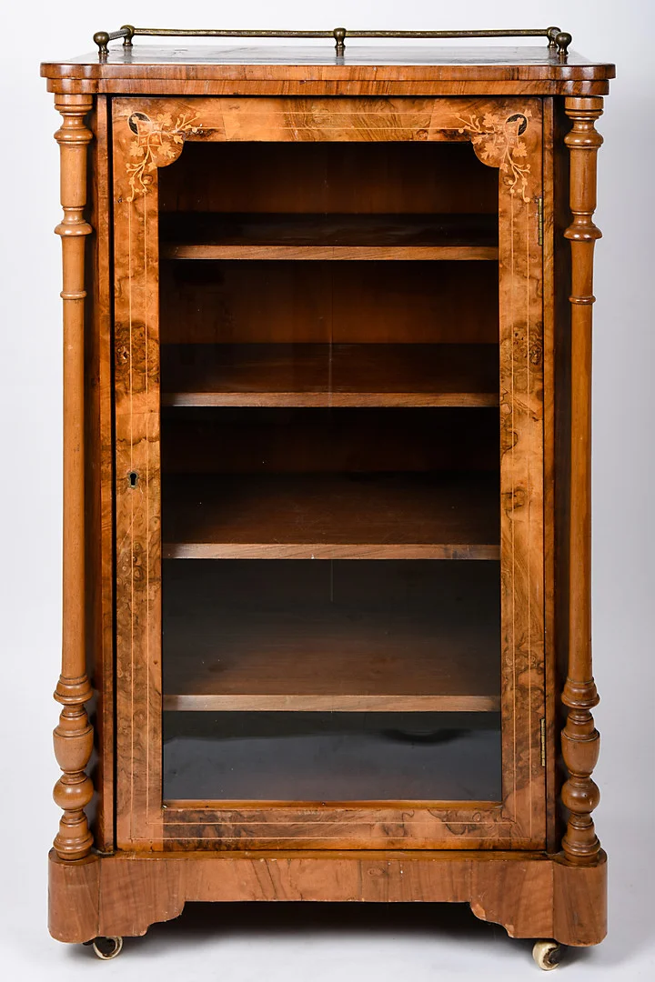 VITRINE, Holz. — Other — Auktionshaus von Brühl