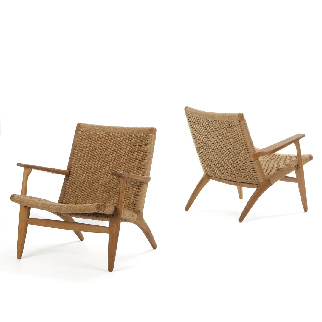 Hans J. Wegner. A pair of oak armchairs/chairs, model CH25 (2) — Furniture/Lounge chairs — Lauritz