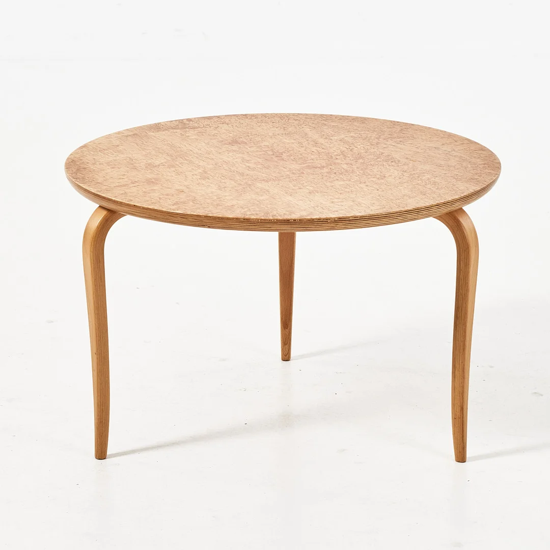 BRUNO MATHSSON. Soffbord, "Annika", skiva med masurbjörksfanér, brännmärkt Bruno Mathsson by Dux. — Tables — Stockholms Auktionsverk Magasin 5