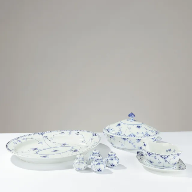 ARNOLD KROG (1856-1931). Stel af glaseret porcelæn, "Musselmalet Halvblonde", Royal Copenhagen, Danmark, (7).