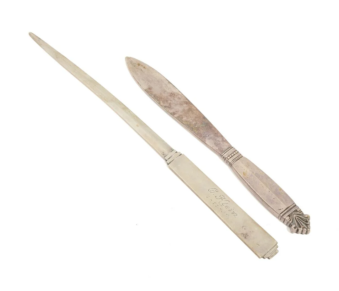 “Acanthus”, a.o. Two paper knives of resp. sterling silver and silver. The first mentioned made and marked by Georg Jensen after 1945. L. 19.7 cm. Art deco paper knife marked Haandsmedet, 830. L. 26 cm. Total weight 122 g. (2) — Silver/Georg Jensen — Bruun Rasmussen