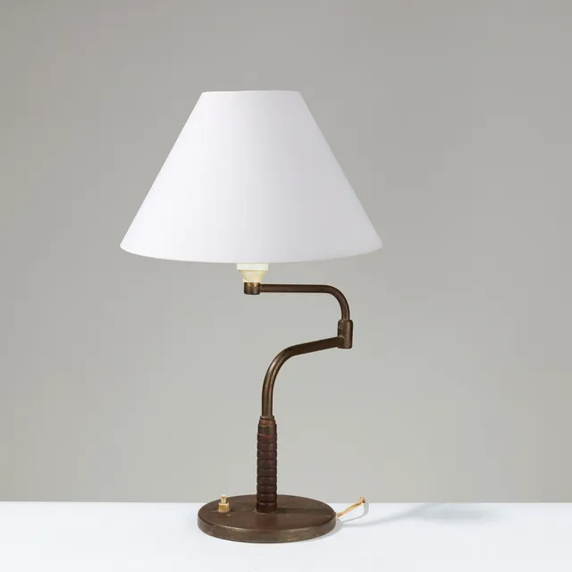 LYFA. Ældre bordlampe med svingarm, patineret messing og træ, 1940-50'erne.