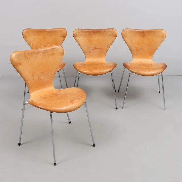 ARNE JACOBSEN. Stolar, 4 st, naturläder, "Sjuan", Fritz Hansen, Danmark, 1995.