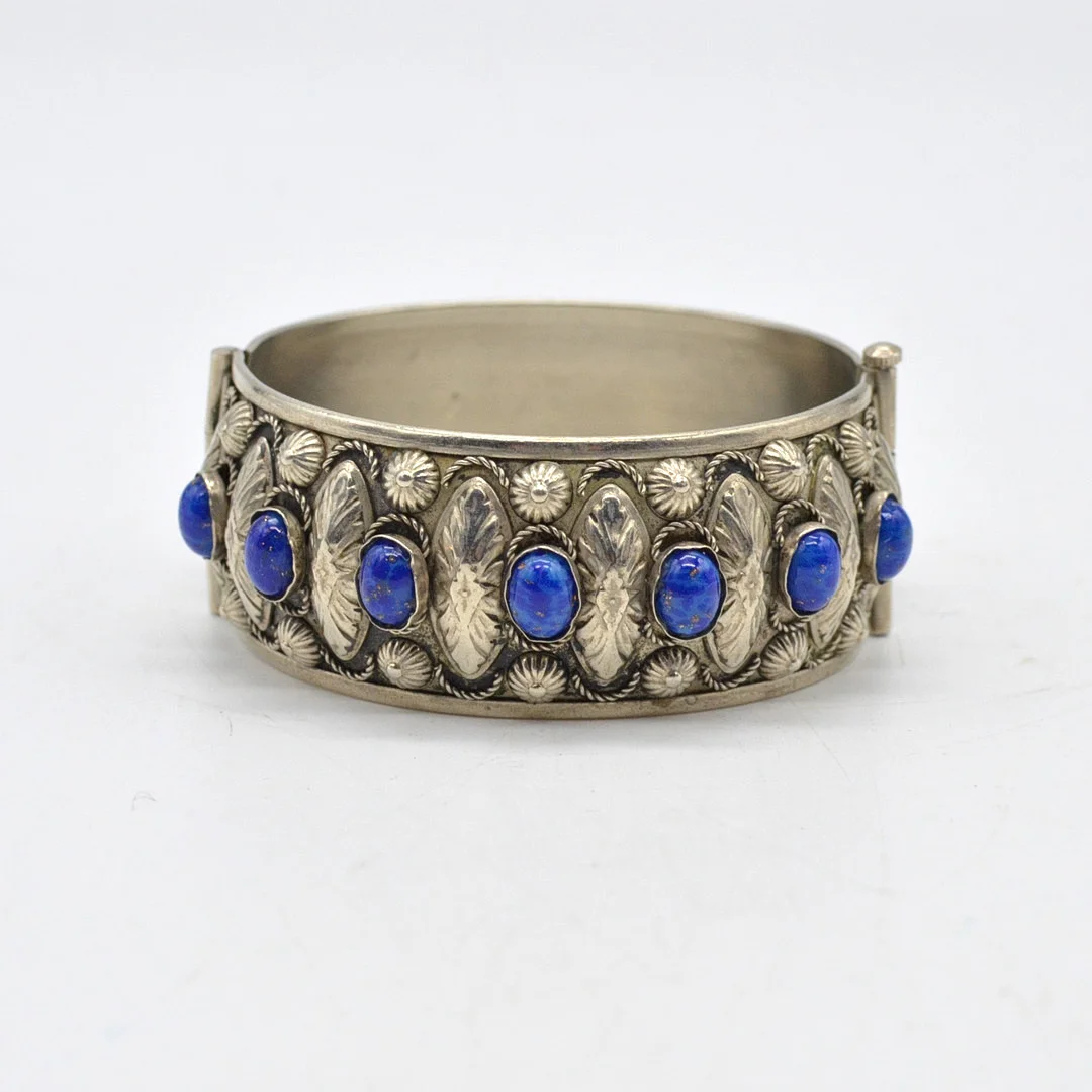 ORIENTALISCHER ARMREIF MIT LAPISLAZULI, SILBER, VINTAGE, DM CA. 6CM. — Bracelets — Kunst- und Auktionshaus Kleinhenz