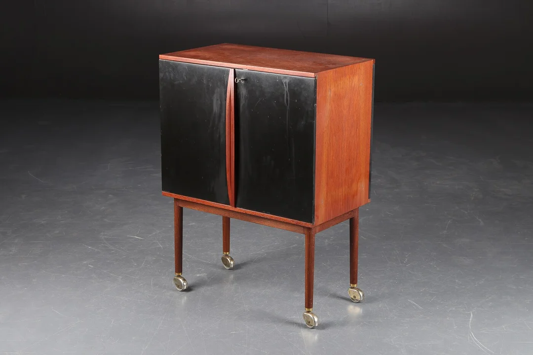 Skab af teak, 1960'erne — Furniture/Cabinets, chests of drawers — Lauritz