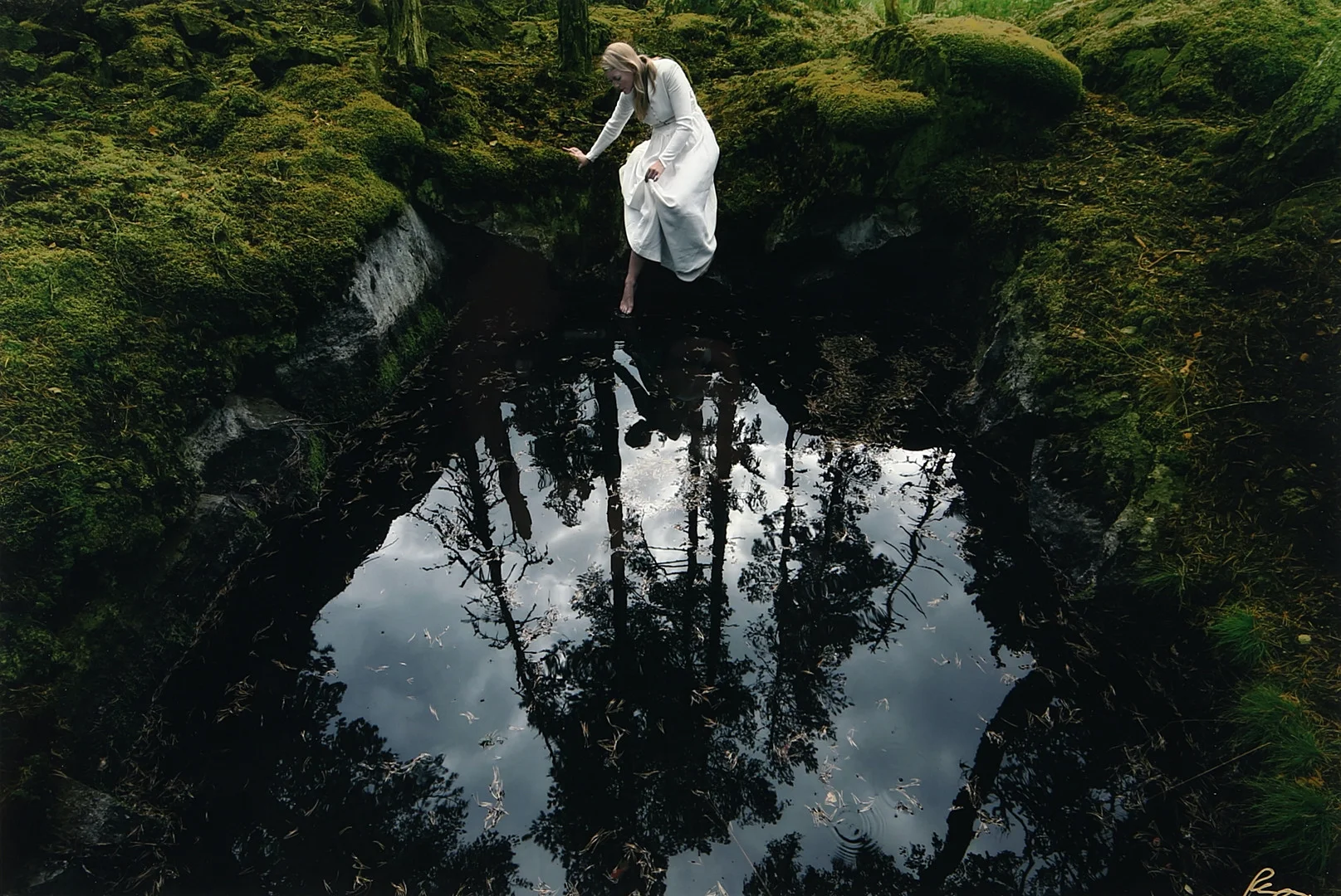 RICHARD RYAN (SVERIGE, FÖDD 1974). Hommage à John Bauer, "Forest Mirror", C-Print, signerad, daterad a tergo Skedevi juli 2021. — Photography — Auktionshuset Kolonn
