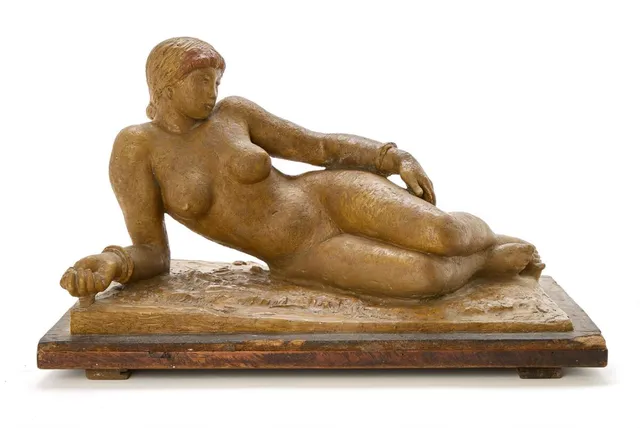 Reclining woman. Signed G. Henning 1936, No. 1. Unfired clay on a wooden base. H. incl. base 38 cm. W. 58 cm. D. 31 cm.