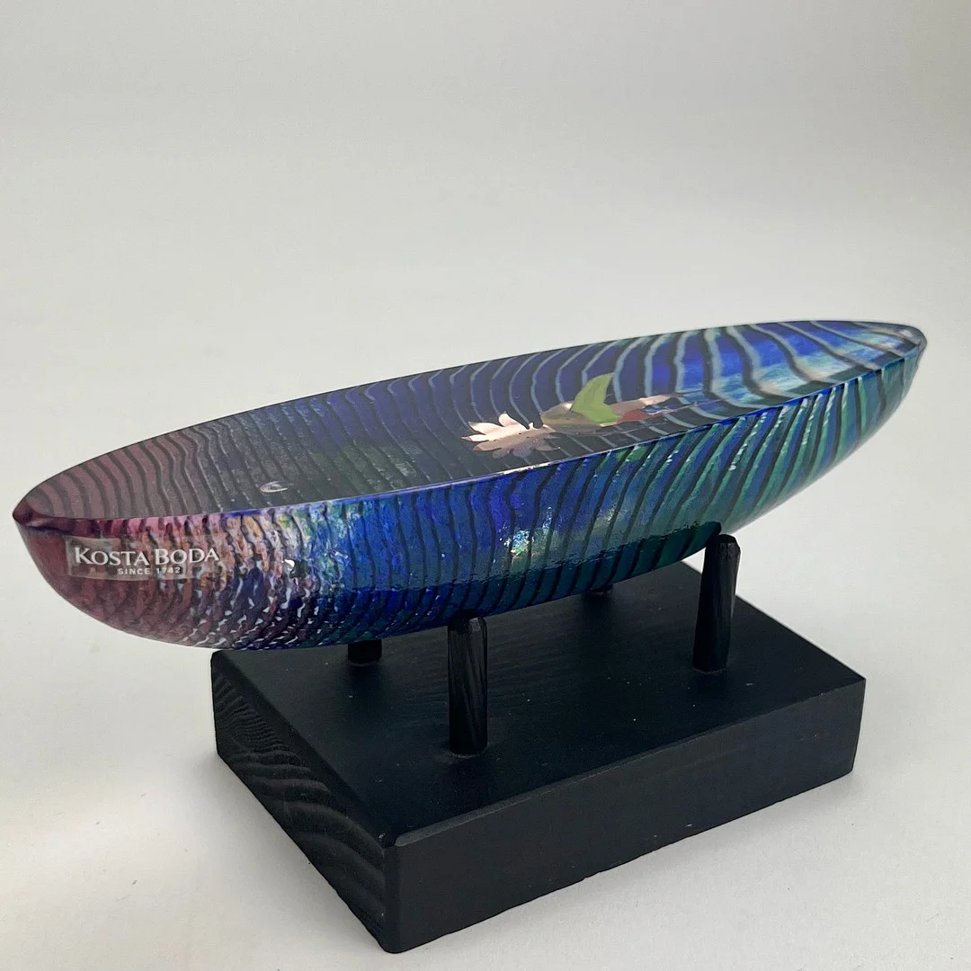 BERTIL VALLIEN. Skulptur, båt, signerad B Vallien, Kosta Boda 005821-95. — Art glass — Auktionshuset Thörner & Ek