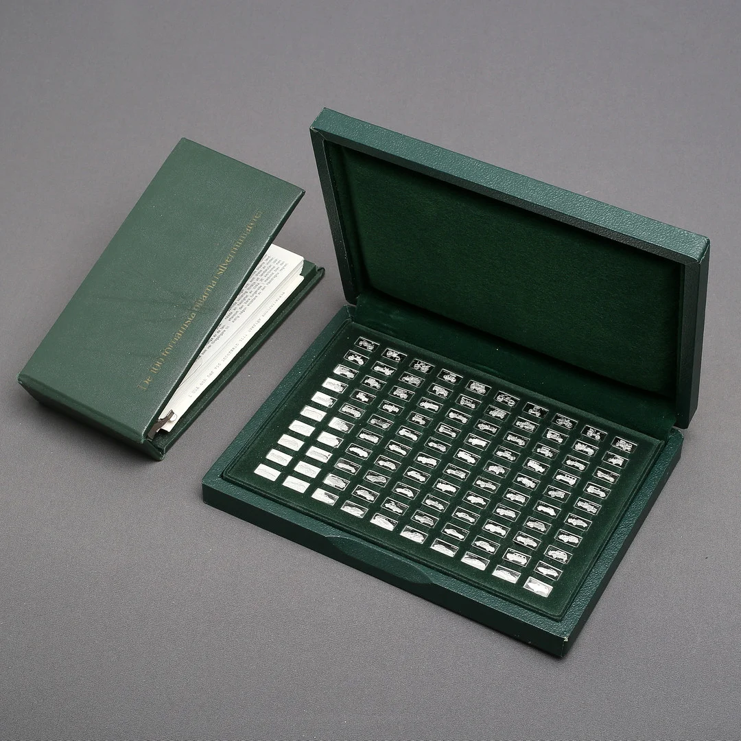 MINIATYRPLAKETTER, 100 st, sterlingsilver, "De 100 förnämsta bilarna", Franklin Mint. 1970-tal. — Silver — Auktionshuset Kolonn