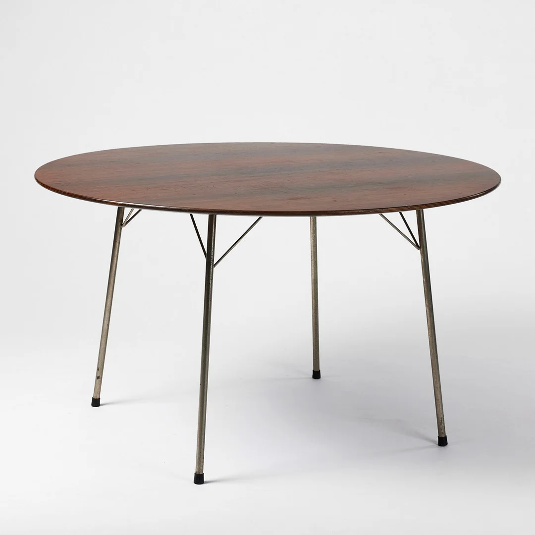 ARNE JAKOBSEN. Matbord, Fritz Hansen, Danmark 1960-tal, skiva i jakaranda med metallben. — Tables — Stockholms Auktionsverk Fine Art