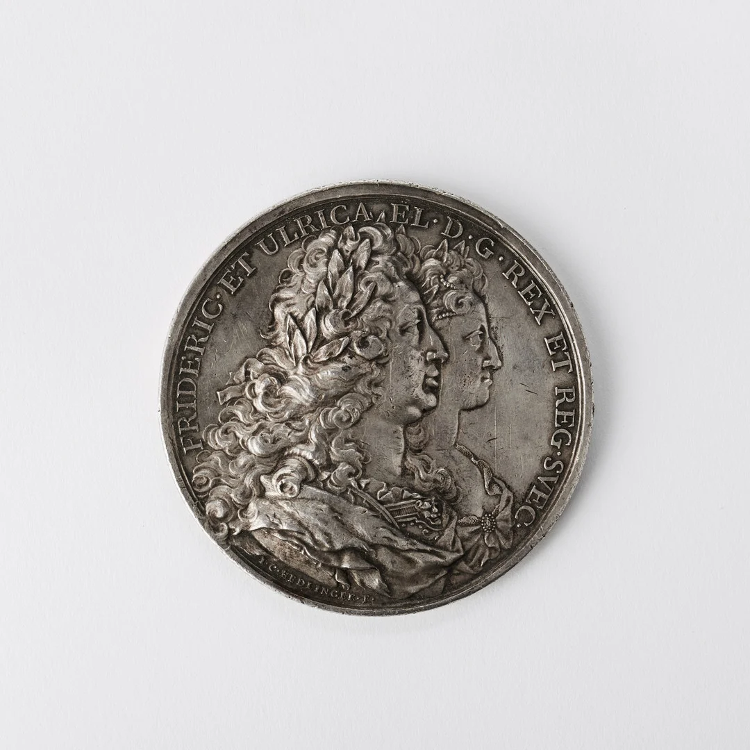 MEDALJ, Svenska kungahusets ära och lycka 1723, silver. Av Johann Carl Hedlinger. — Orders & Medals — Stockholms Auktionsverk Fine Art