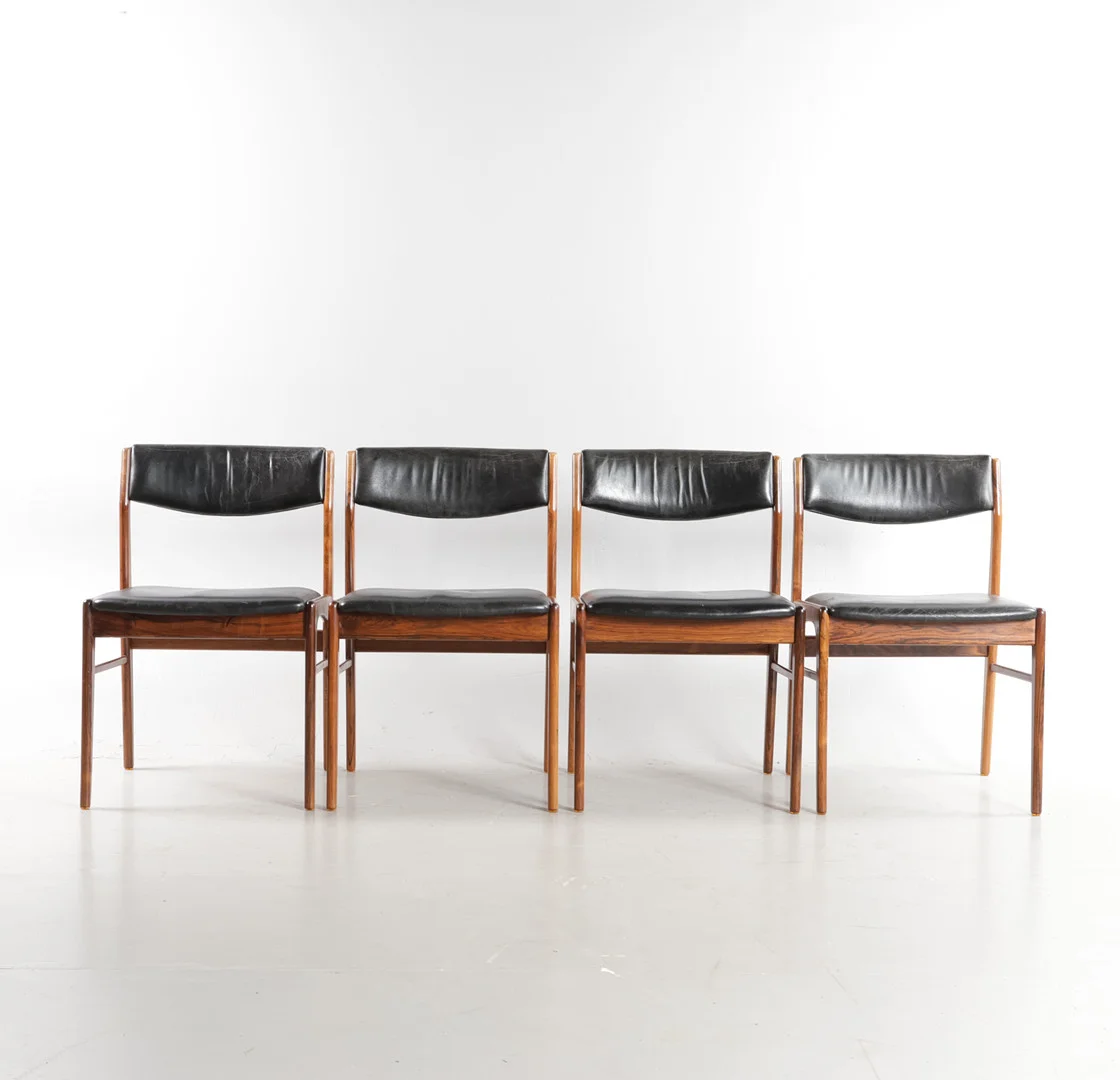 DANSK MØBELDESIGN. Sæt på fire spisestole med stel af palisander, sæde og ryg betrukket med sort skind, 1960'erne (4). — Armchairs & Chairs — Woxholt Auktioner