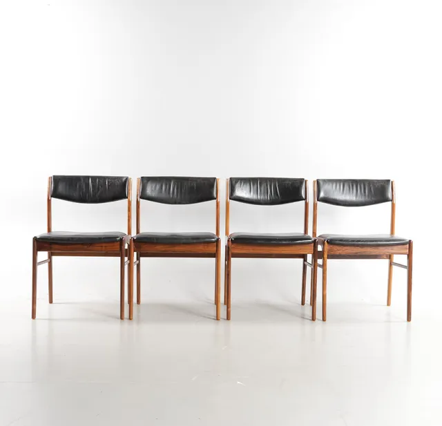DANSK MØBELDESIGN. Sæt på fire spisestole med stel af palisander, sæde og ryg betrukket med sort skind, 1960'erne (4).