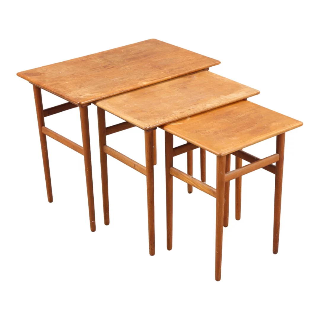DANSK DESIGN. Et sæt indskudsborde af teak, 1950'erne (3). — Other — Bidstrup Auktioner
