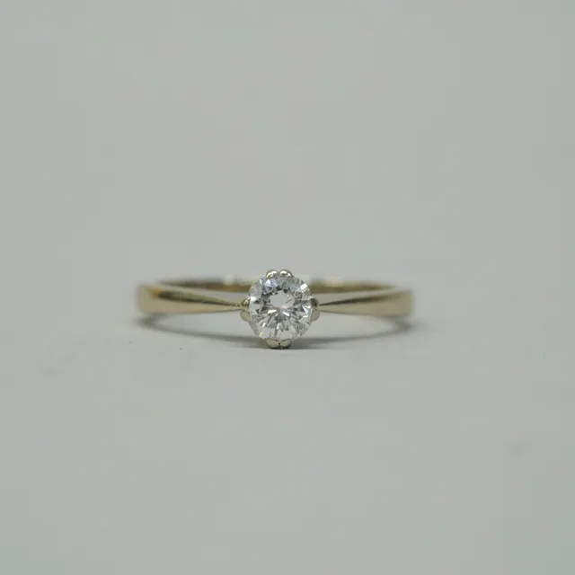 SOLITÄRRING MED DIAMANT.