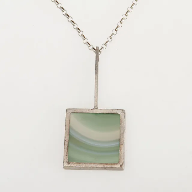 HÄNGE MED KEDJA, silver och agat, Bengt Hallberg, Köping, 1975.
