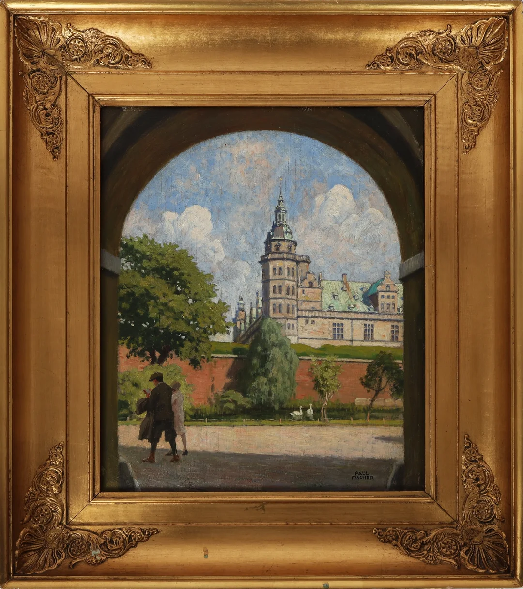 Paul Fischer: View of Kronborg Castle in Helsingør seen through gate with walking couple. — Paintings and sculptures/Older pictorial arts — Lauritz