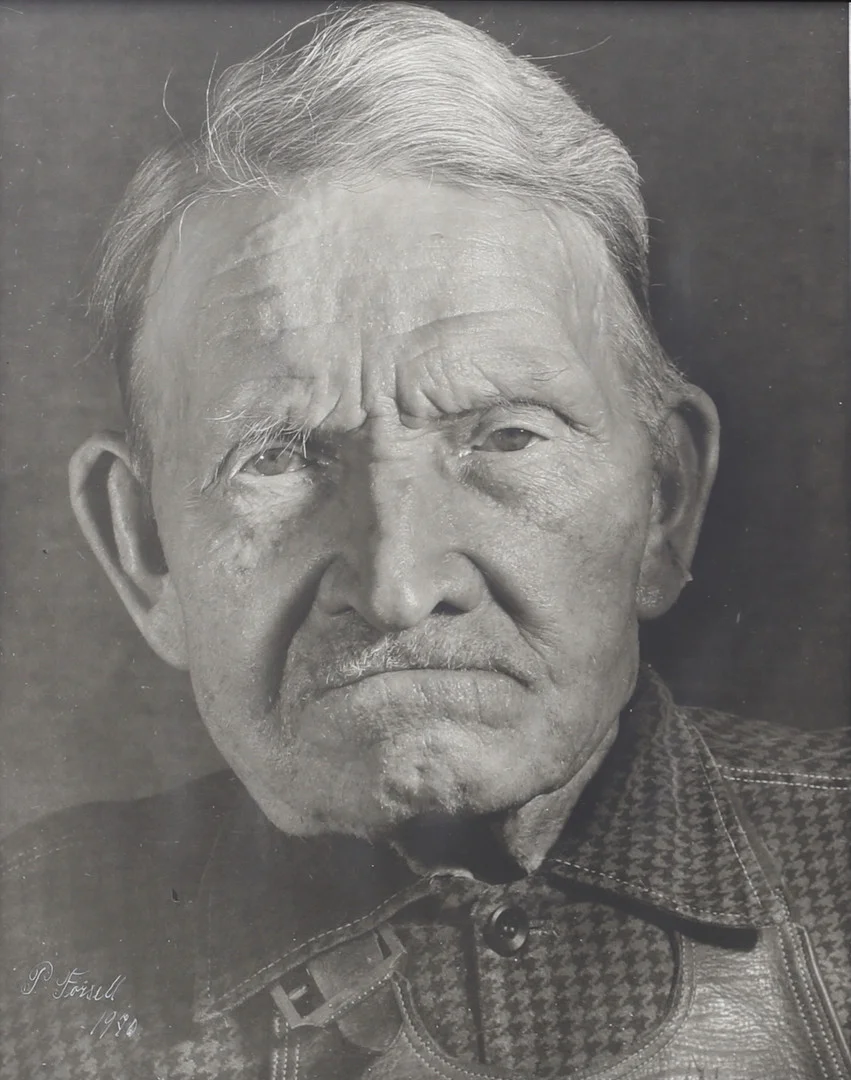 PER FORSELL. Mansporträtt. Fotografi, signerat och daterat 1970. — Photography — Auktionshuset Thelin & Johansson