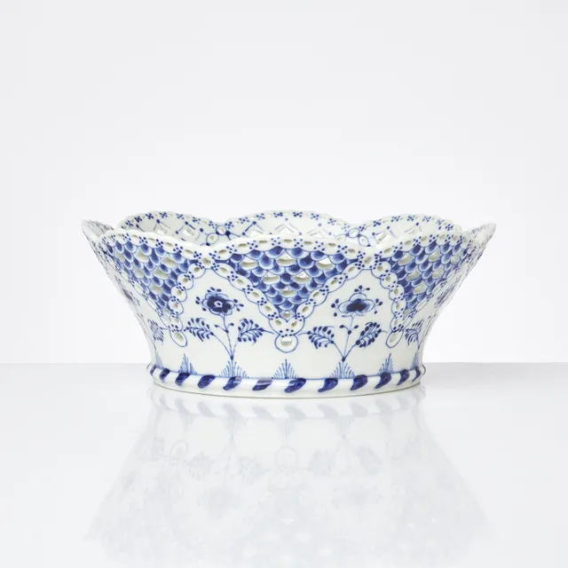 ROYAL COPENHAGEN. Gallerskål, Musselmalet, porslin, helblond, genombruten dekor, modell 1061, Danmark.