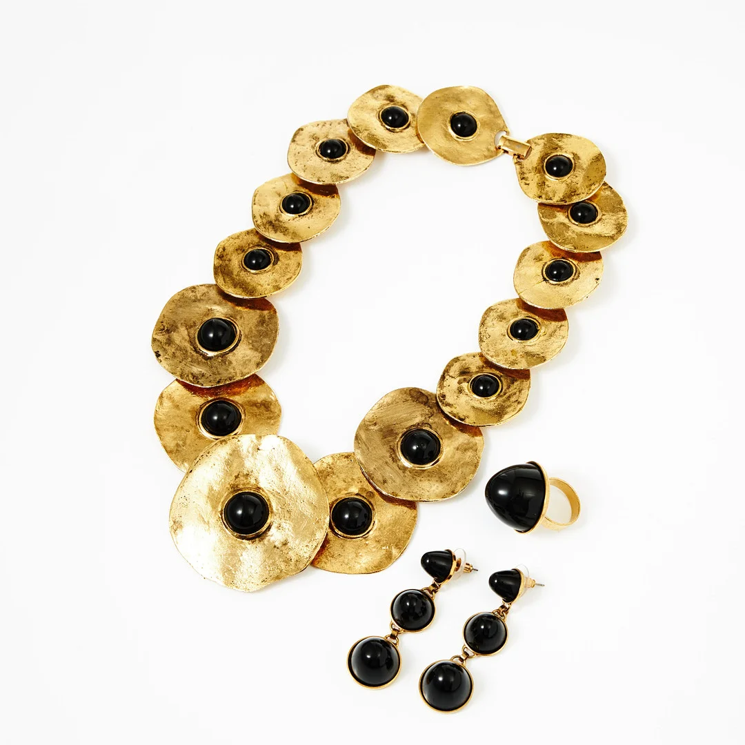 COLLIER, doserat, RING, ÖRHÄNGEN, 1 par, gulmetall, cabochonslipat svart glas/stenar. — Vintage & Designer Fashion — Stockholms Auktionsverk Magasin 5