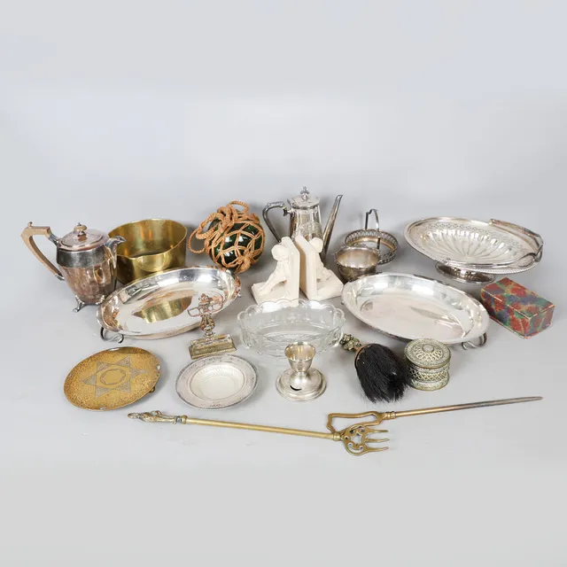 A COLLECTION OF SILVER PLATE, BRASS AND GLASS WARE (QTY).