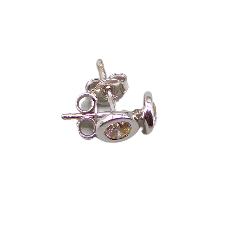 NATÜRLICHE DIAMANTEN IN 14K/585ER WEISSGOLDFASSUNG, OHRSTECKER. — Earrings — Auktionshaus Stuber's Hammerschlag