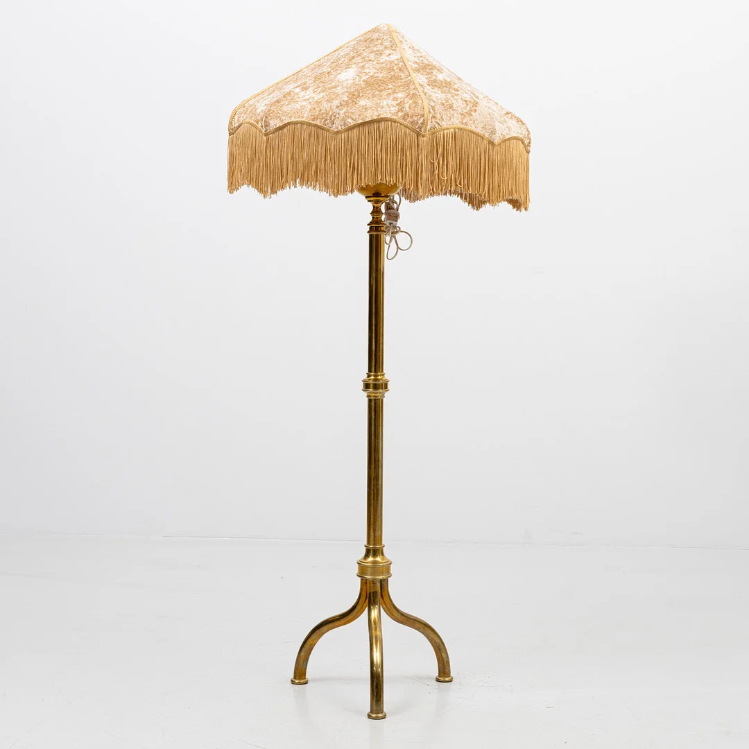 GOLVLAMPA, mässing, 1900-talets andra hälft. — Floor lights — Auktionshuset Kolonn