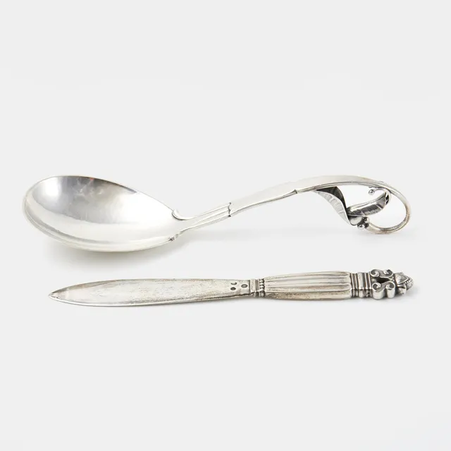 GEORG JENSEN samt JOHAN ROHDE, serveringssked nr. 141, formgiven av Georg Jensen, samt brevkniv ur serien "Acorn" formgiven av Johan Rohde.