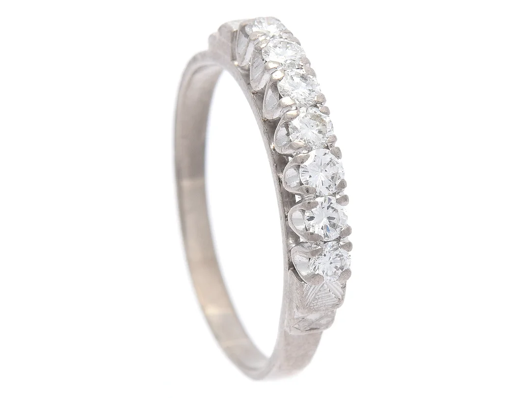 ALLIANSRING, 18K vitguld, 7 briljantslipade diamanter ca 0,53 ctv, ca TW/VVS-VS, stl 19,5 mm, vikt 3,3 g, två diamanter med skádor. — Smycken/Alliansring — Kaplans