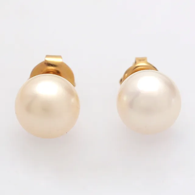 Pearls earrings.