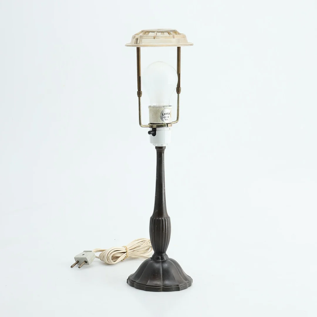 JUST ANDERSEN (1884-1943). "D56", bordslampa, 1900-talets andra kvartal. — Table Lamps — Stockholms Auktionsverk Helsingborg