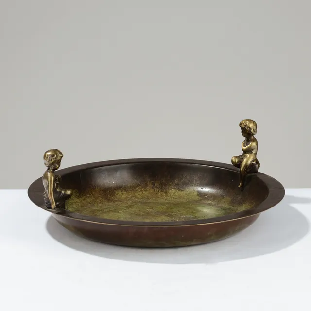 HOLGER FRIDERICIAS. Fad af patineret bronze modelleret med to putti, H. F. Ægte Bronze, Art Deco, Danmark, ca. 1930'erne.