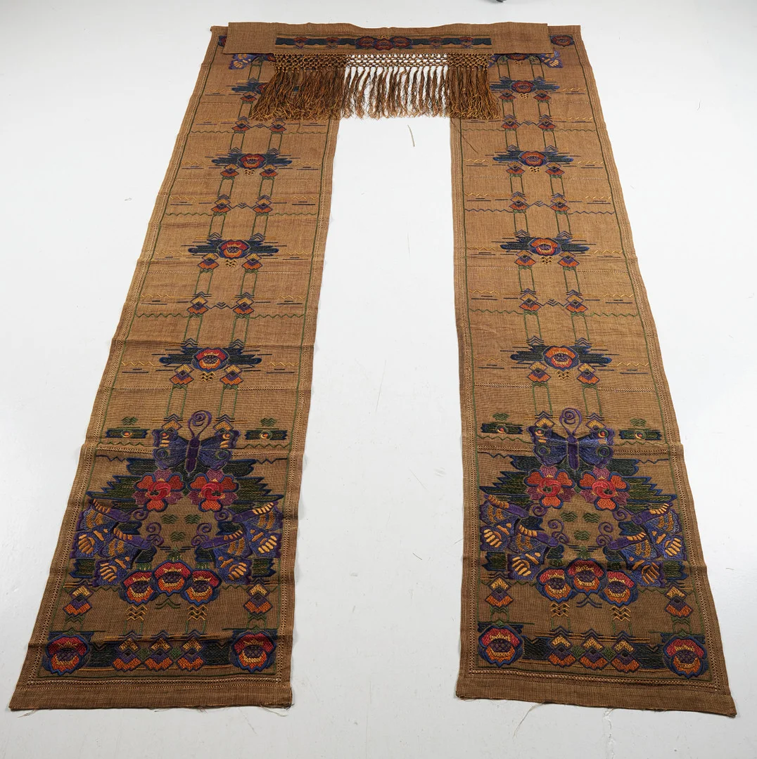 GARDINUPPSÄTTNING, 1900-talets början, jugend, kappa samt ett par längder. — Textiles — Stockholms Auktionsverk Magasin 5