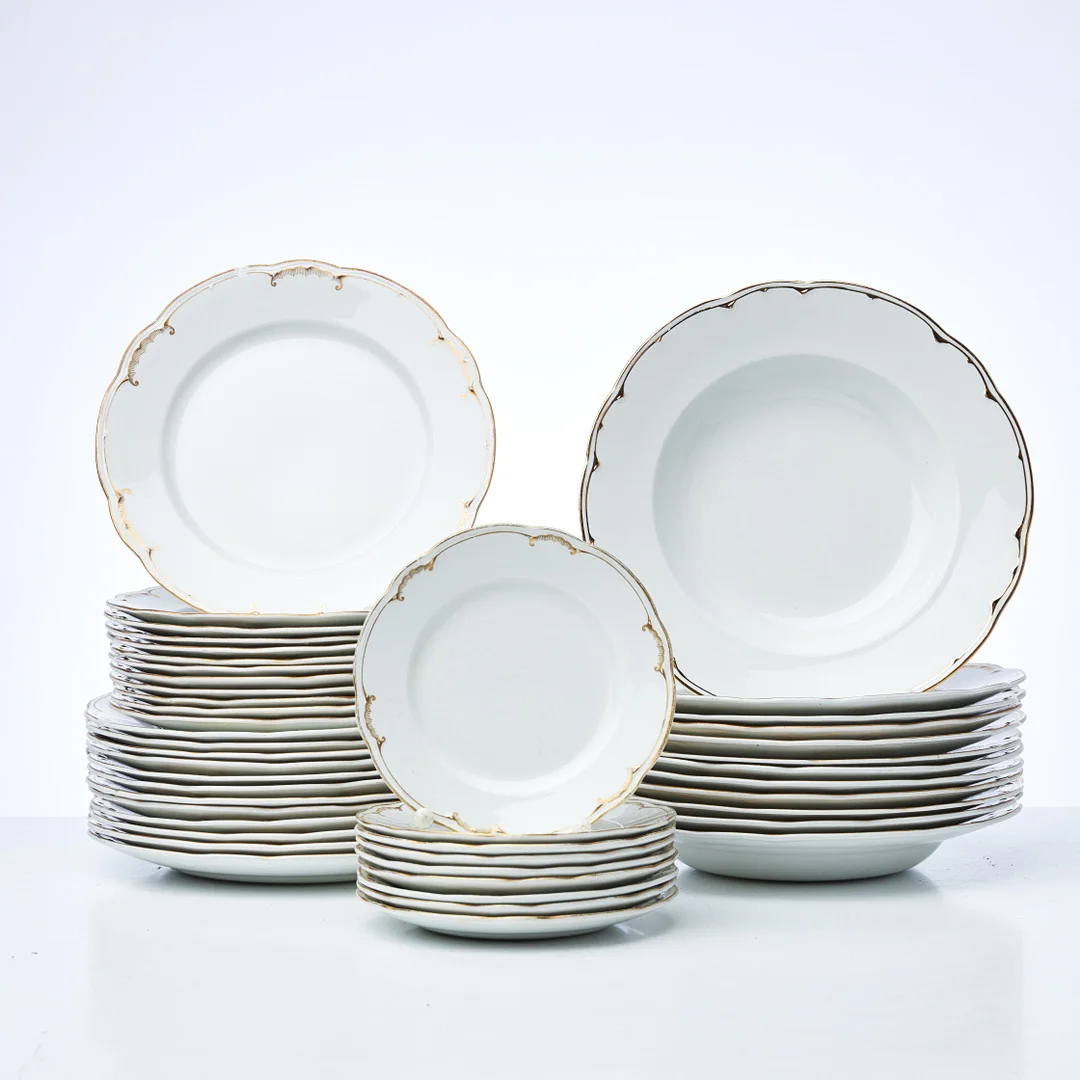 GUSTAFSBERG (etabl. 1825), 45 dlr, matservis, flintgods (opak), 1913-tal, brätte med handmålad gulddekor. — European — Stockholms Auktionsverk Sickla
