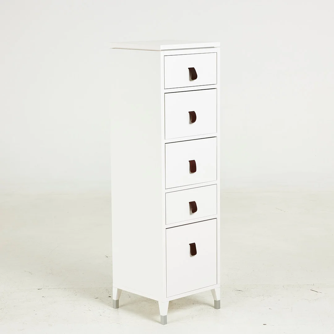 SABINA GRUBBEON. Byrå, "Abisko", Mavis, fem draglådor, lackerad mdf samt skiktlimmad björk, draghandtag i läder, samtida. — Chests of drawers — Stockholms Auktionsverk Sickla