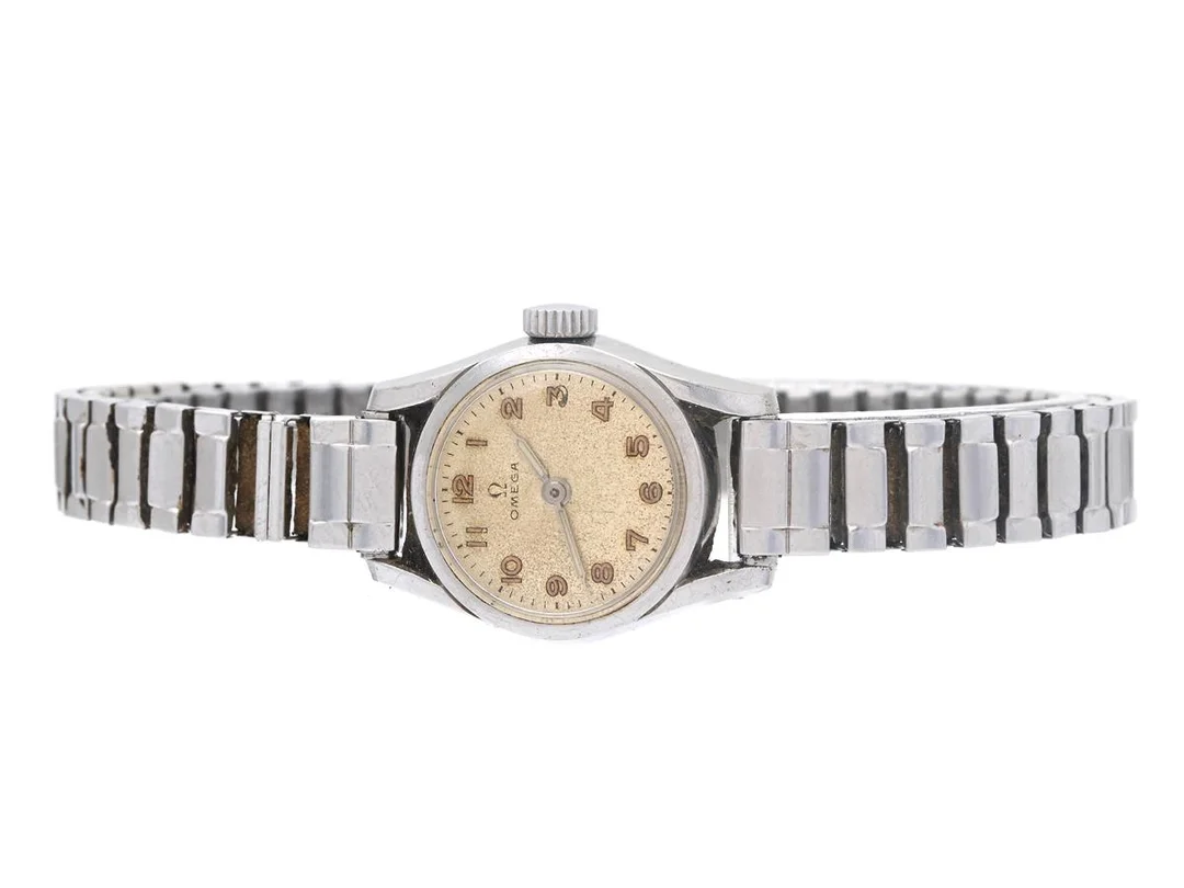 OMEGA, damur, 22 mm, Cal 244, Serie nr. 12986330, Ref nr. CK 2668, Boett nr. 2668-2, stål (staybrite), manuell, plexiglas, skadad urtavla, defekt (går ej, servicebehov), formverk, ca 1951, metallänk ej original. — Klockor/Omega — Kaplans