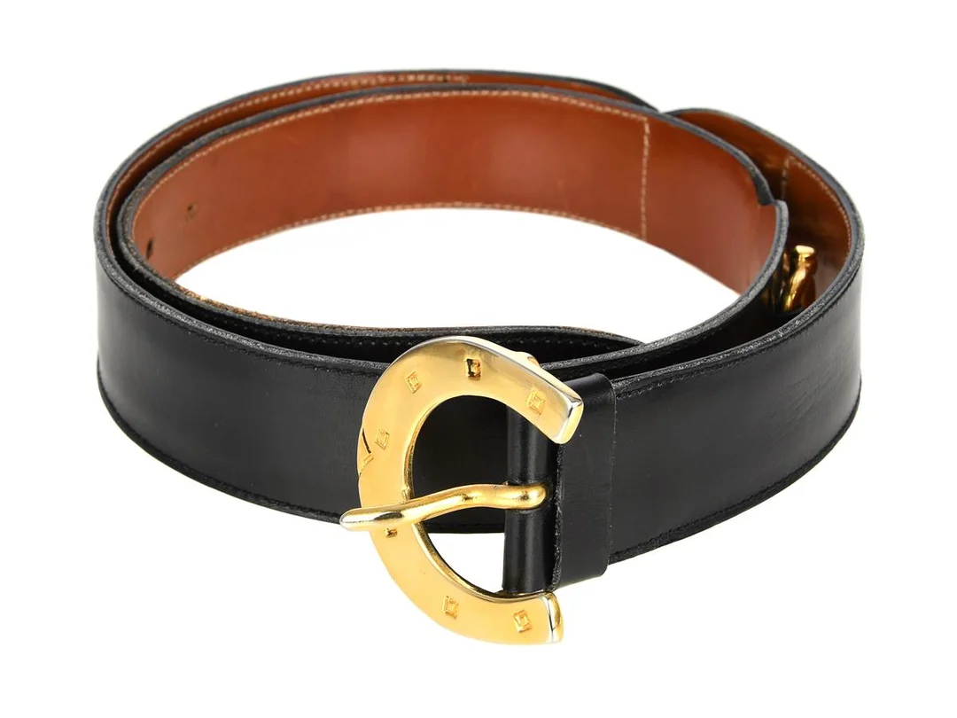 BÄLTE, CELINE, vintage, svart skinn, guldfärgade spännen, längd 75-80 cm, bredd 3,5 cm. — Accessoarer/Bälten — Kaplans