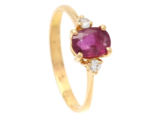 RING, 18K guld, ovalslipad rubin, briljantslipade diamanter ca 0,06 ctv, ca W/SI, stl 16,75 mm, vikt 1,8 g, rubin med nagg och inneslutningar som når ytan.