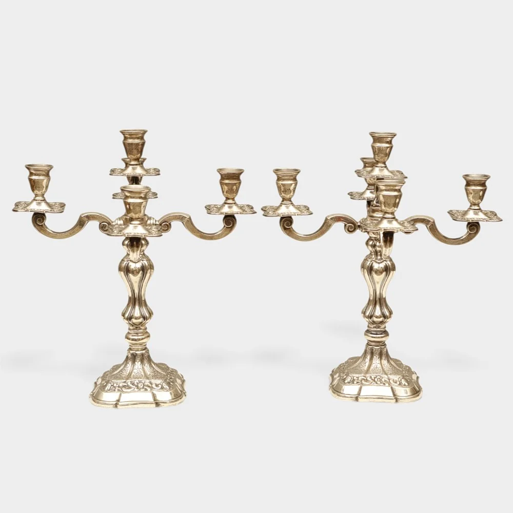 Pareja de candelabros de cinco luces en plata española punzonada. Decoración cincelada y repujada de motivos vegetales. — Silver — Barcelona Auctions