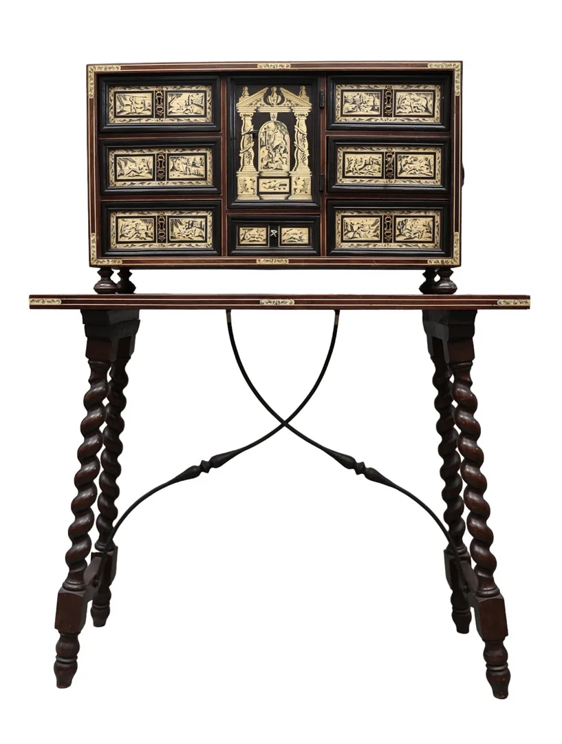 Baroque style desk in mahogany and ebony with engraved and inked bone applications, from the beginning of the 20th century. — Other — Balclis