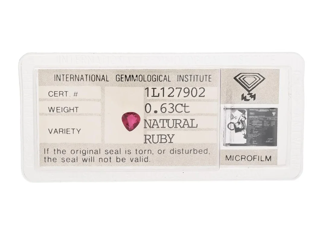RUBIN, droppslipad, 0,63 ct, mått 5,2 x 5,0 x 2,8 mm, IGI certifikat 1L127902, förseglat. — Ädelstenar/Rubiner — Kaplans